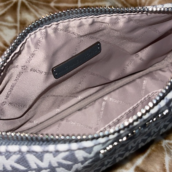 Michael Kors Pouchette NWOT - Picture 12 of 17